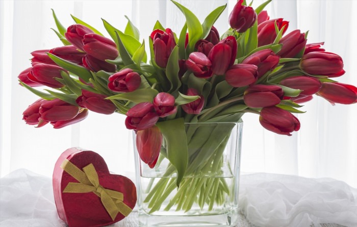 Букет тюльпанов на столе
