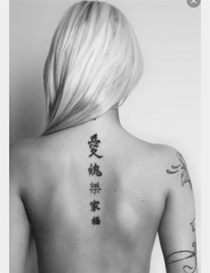 Татуировки со смыслом на спине для девушек