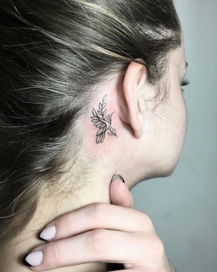 Женская татуировка за ухом