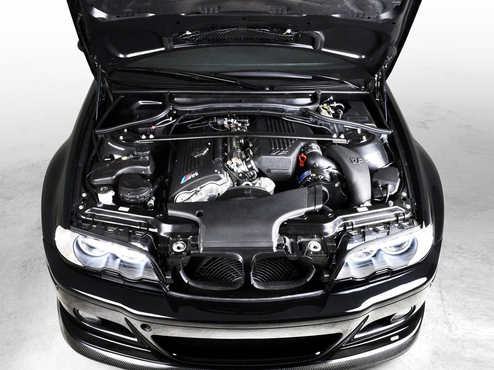 Машина без капота. BMW m3 e46 мотор. BMW 3 e46 engine. BMW m3 e46 под капотом. BMW e46 m3 подкапотка.