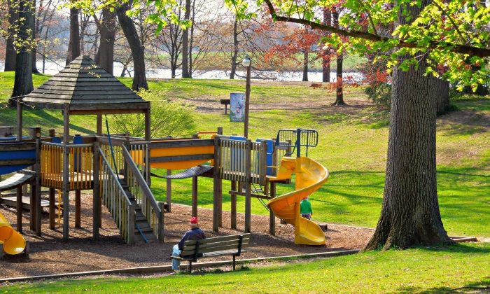 Красивый парк с детской площадкой