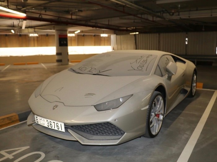 Брошенные автомобили в Дубае