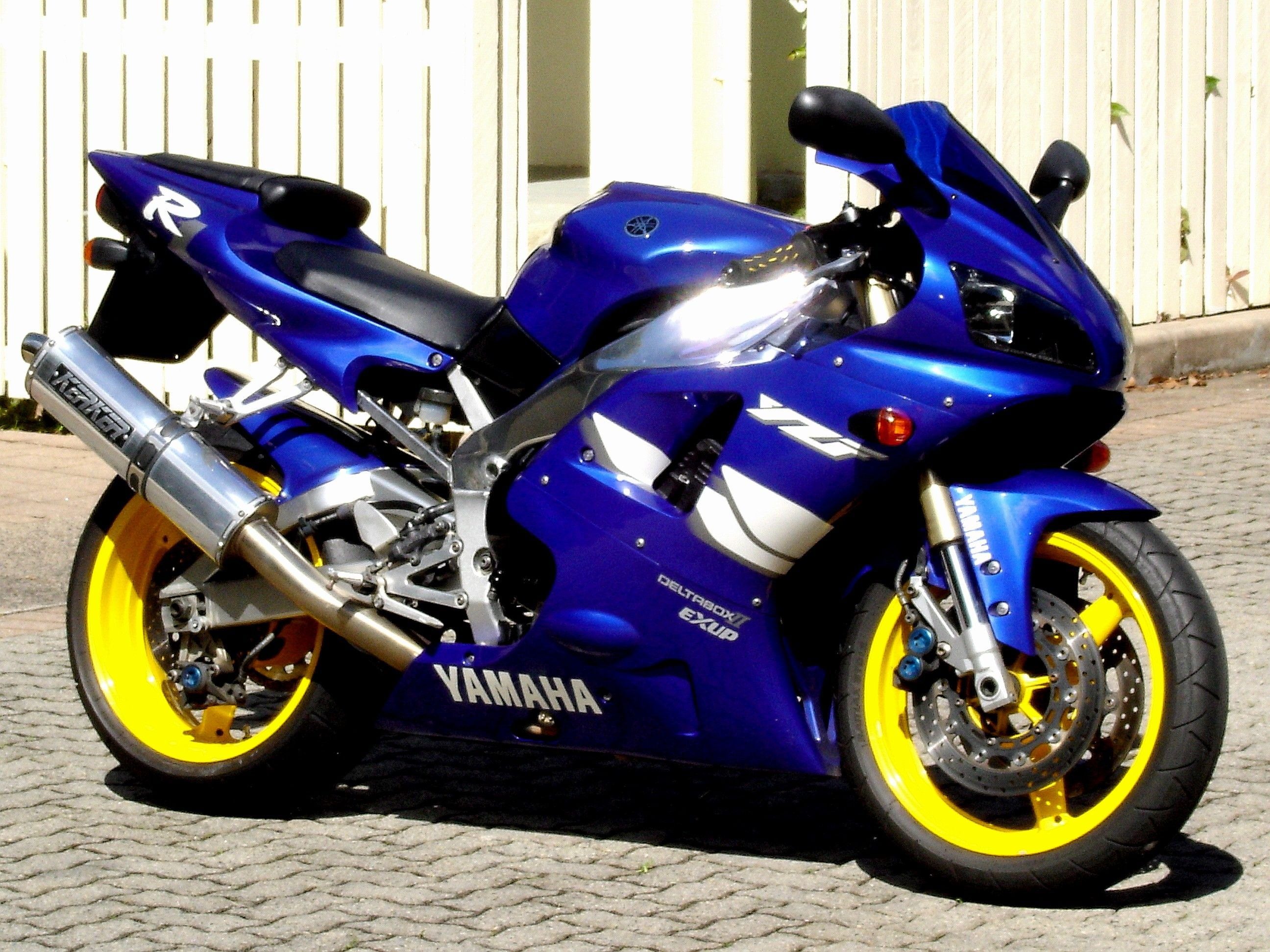 Включи байки синие. Yamaha r1. Yamaha YZF-r1 2000. Ямаха r1 1999. Yamaha r1 Золотая.