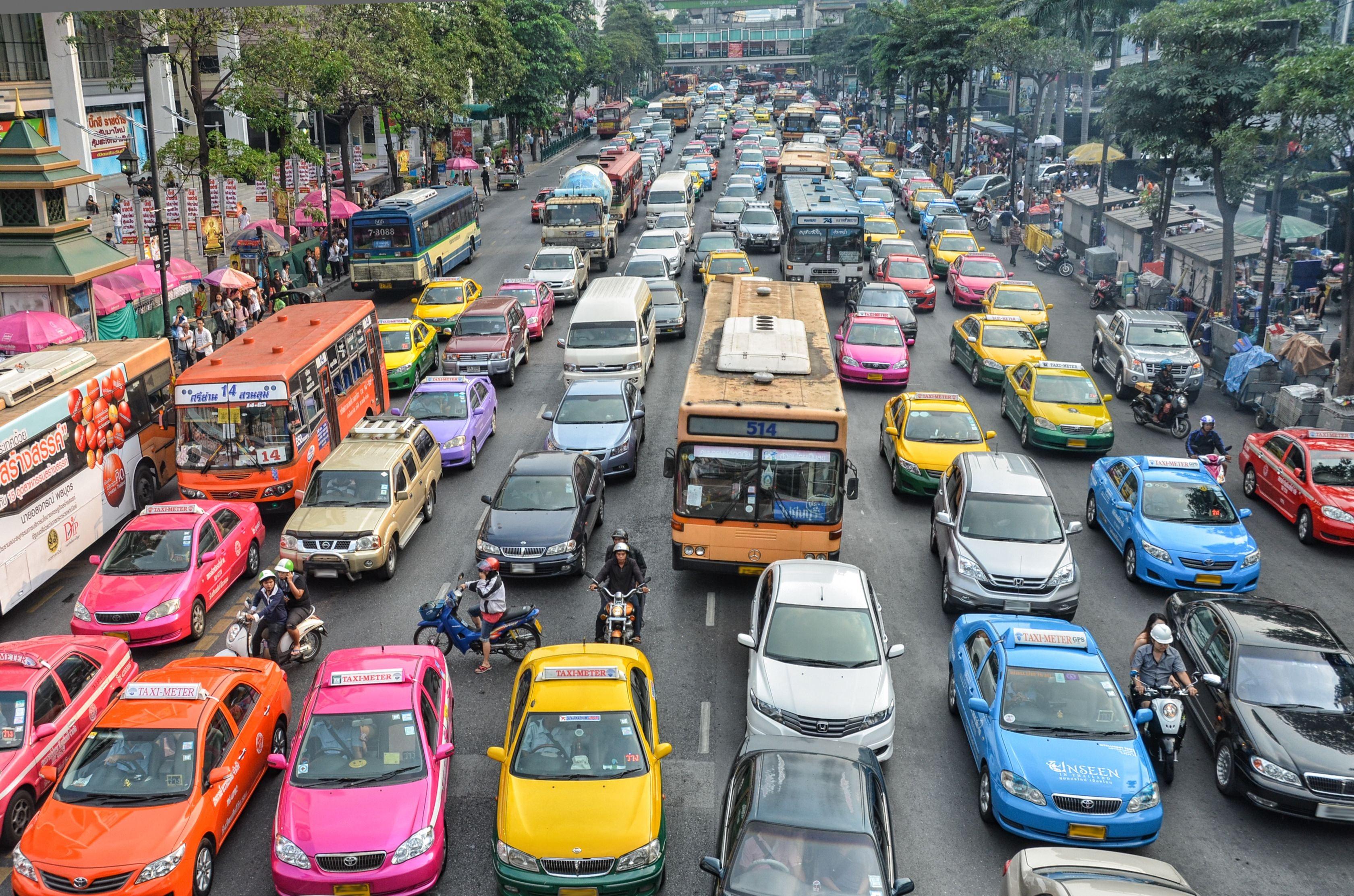Авто бангкок. Бангкок машины. Бангкок дорожное движение. Авторынок Тайланда. Бангкок трафик.