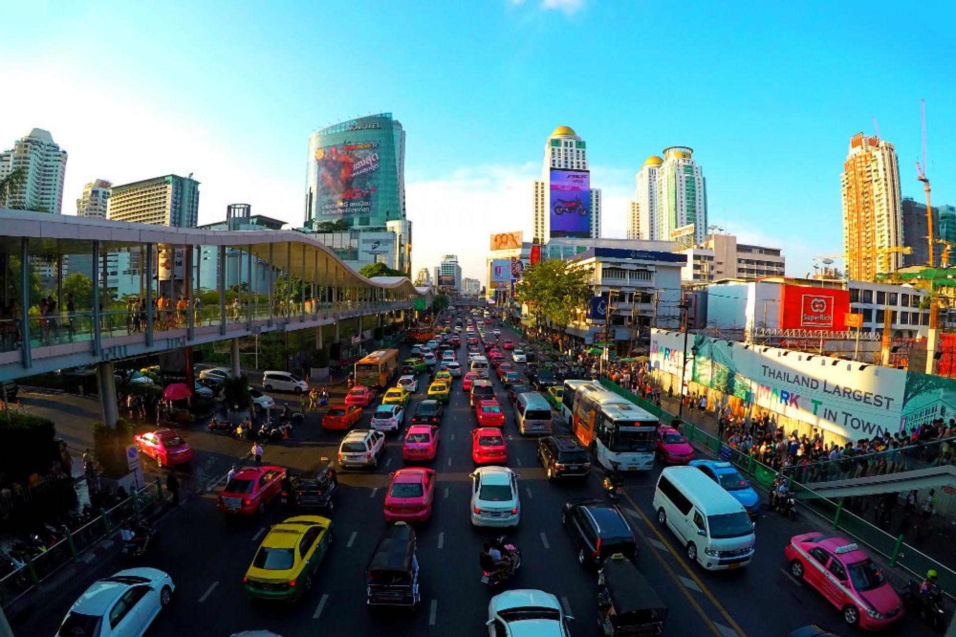Едем в бангкок. Тайланд Бангкок улицы. Бангкок улицы центр. Бангкок Центральная улица. Бангкок и Паттайя.