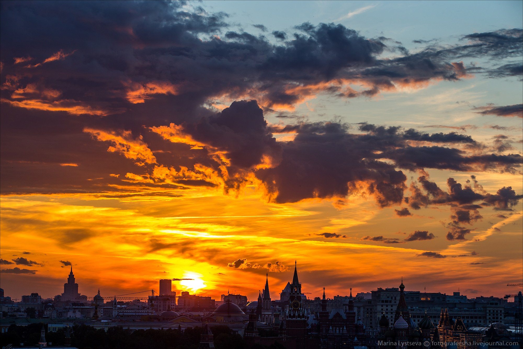 Время заката в москве. Рассвет над Москвой. Закат над городом. Закат в Москве. Красивый закат над городом.