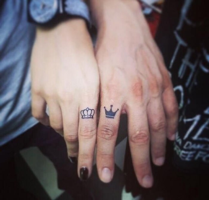 Татуировка корона на пальце