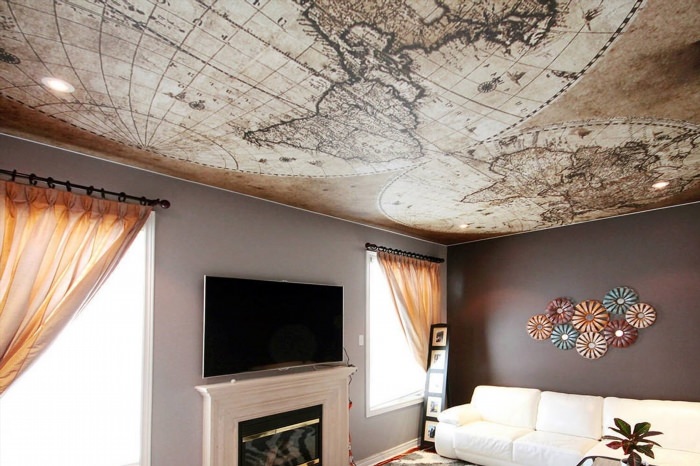 Натяжной потолок с рисунком в гостиной