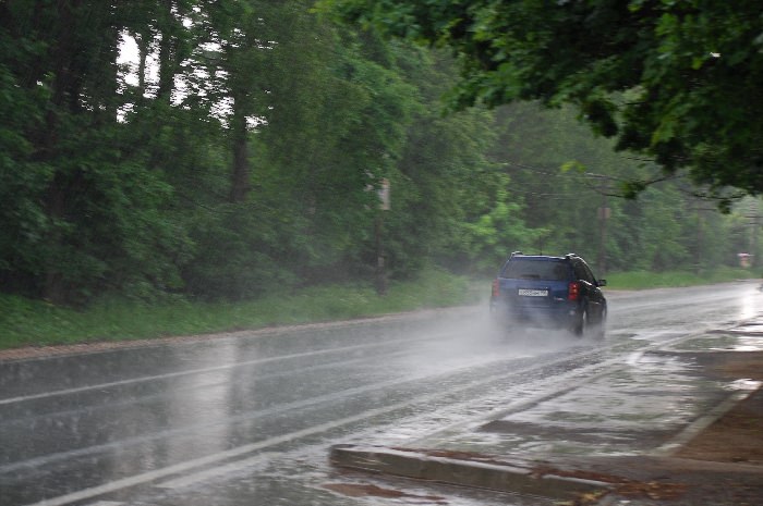 Дождь трасса машина