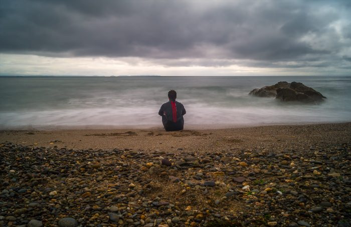 Одинокий человек у моря