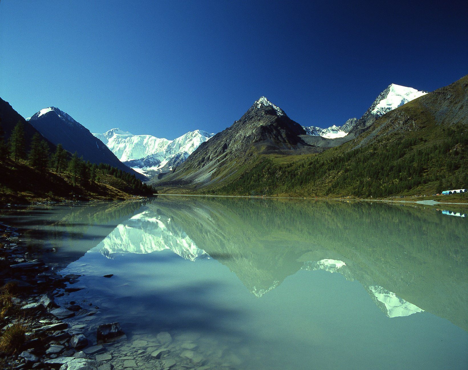 Горное озеро отличается особенной красотой. Озеро горных духов горный Алтай. Озеро горных духов Алтай Акташ. Дены-дерь озеро горных духов. Акташский ретранслятор озеро горных духов.