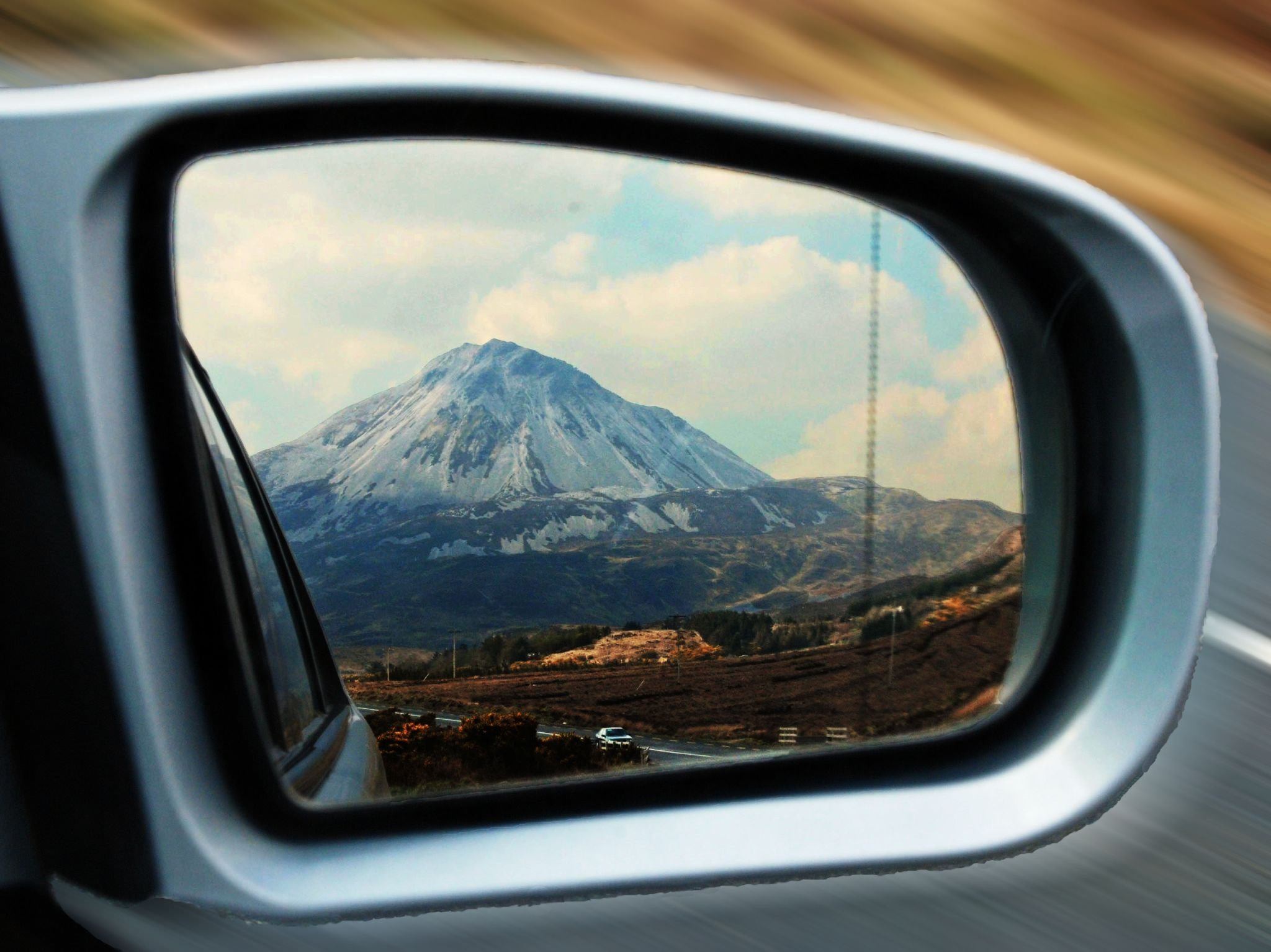 With mirror view. Путешествие на машине. Вид из окна машины. Вид на горы из окна автомобиля. Окно машины.