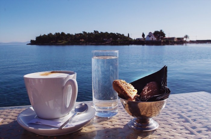 Чашка кофе с видом на море