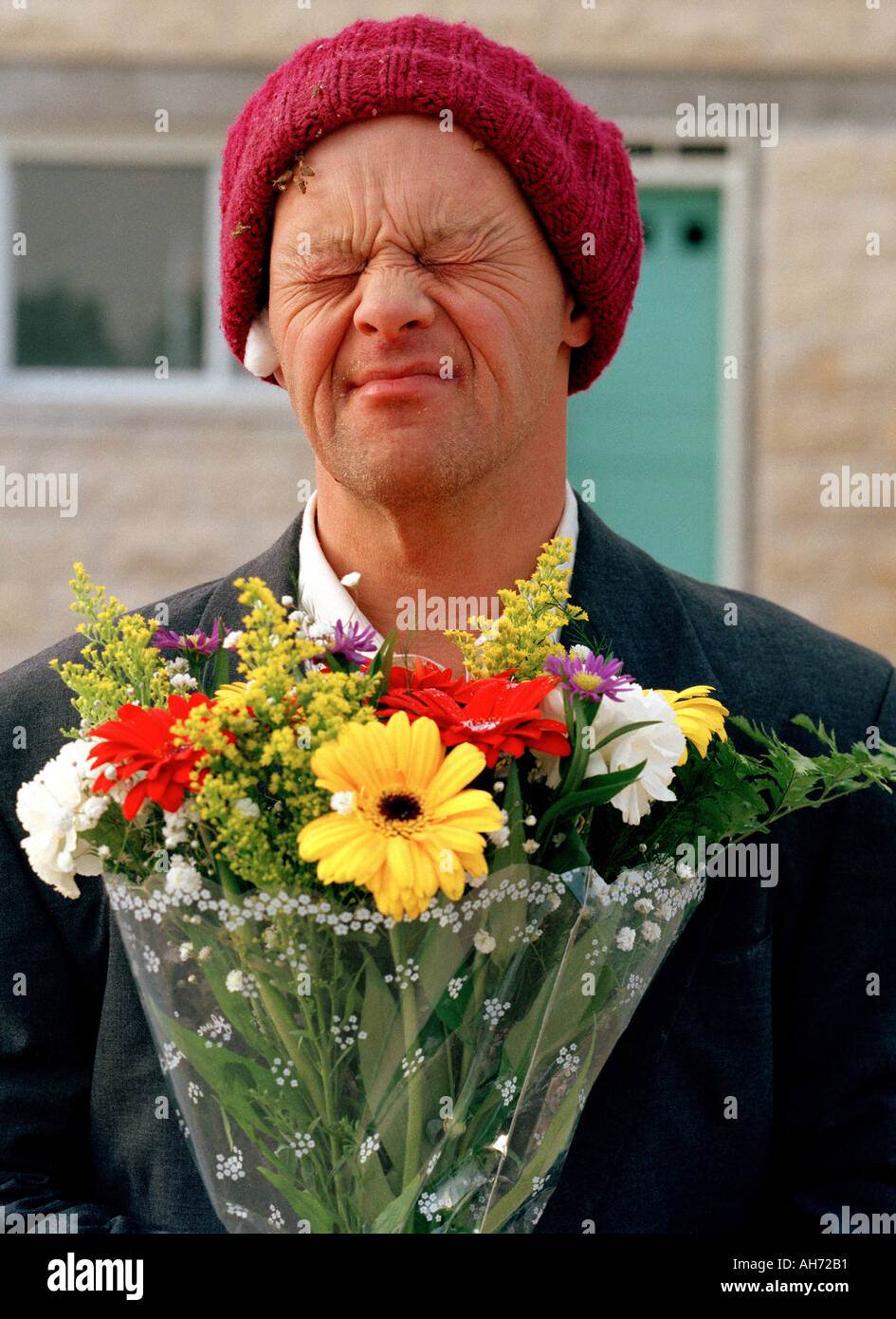 Поздравляю бомж. Мужчина с цветами. Букет цветов для мужчины. Парень с букетом цветов. Смешной мужчина с цветами.