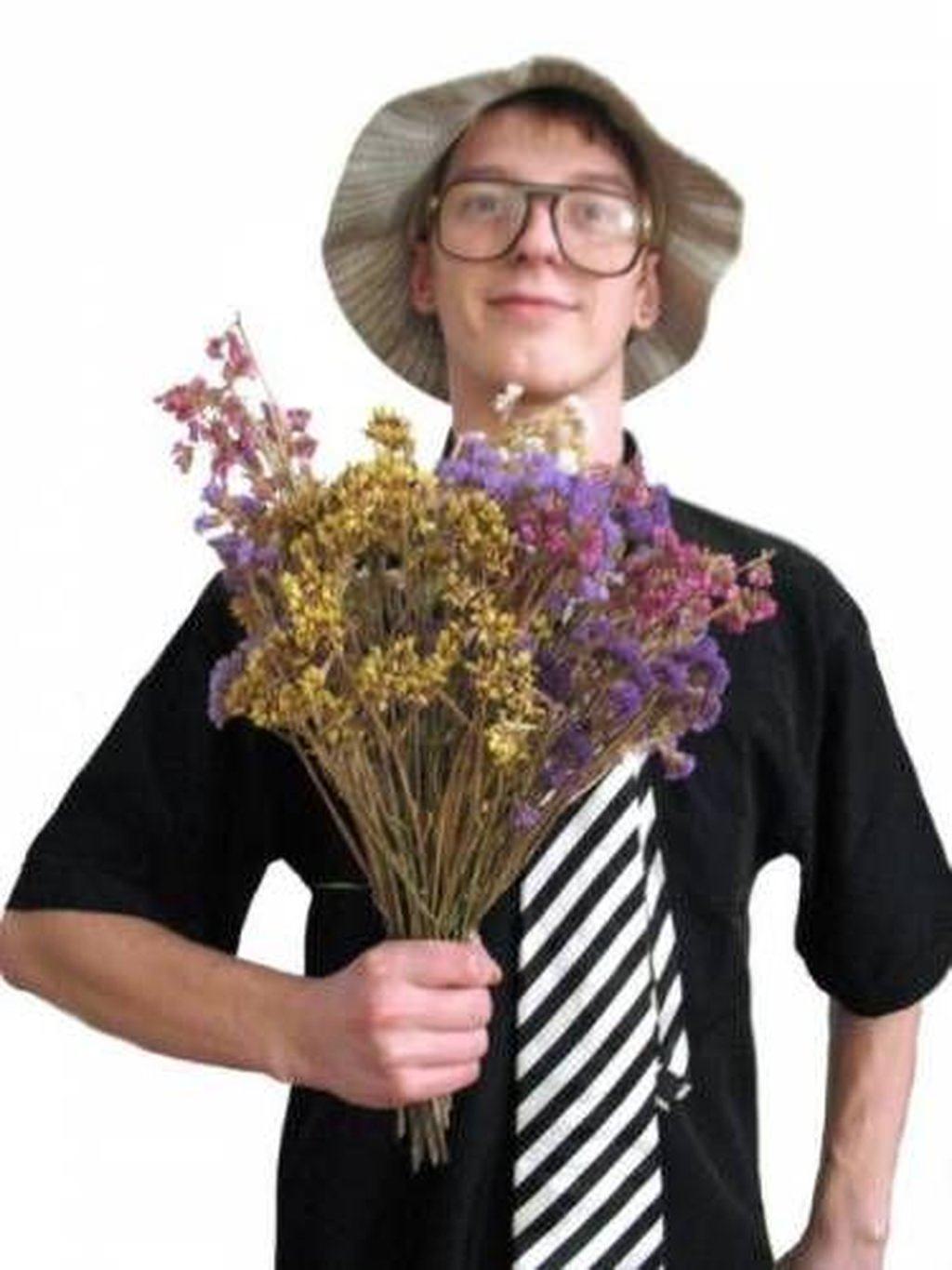 Школьные ботаники. Ботаник с цветами. Парень ботаник. Мужчина с цветами. Смешной мужик с цветами.