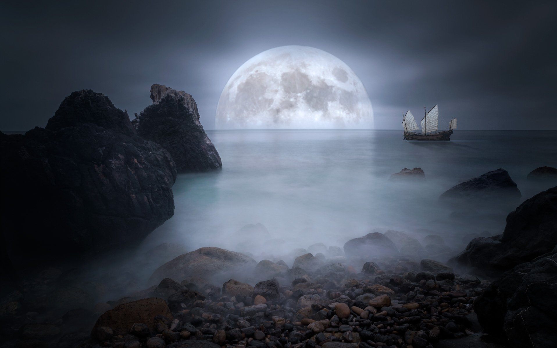 Луна распласталась на тихой воде. Ночное море. Ночь в море. Лунная ночь на море. Лунный пейзаж.