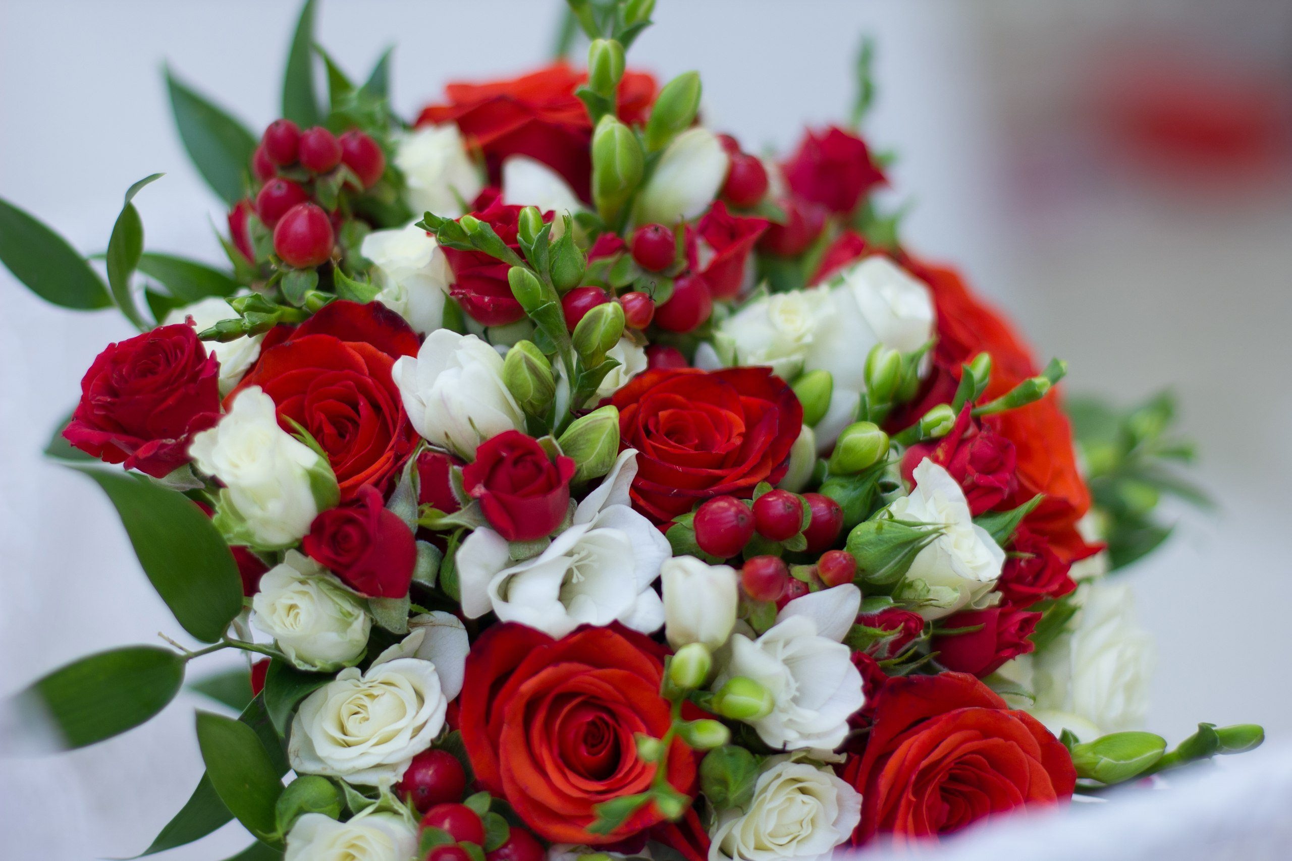 Бело розовый красный букет. Гиперикум в свадебном букете. Букет невесты из белых роз и гиперикума. Свадебный букет с красными розами и гиперикумом. Букет "красное и белое".