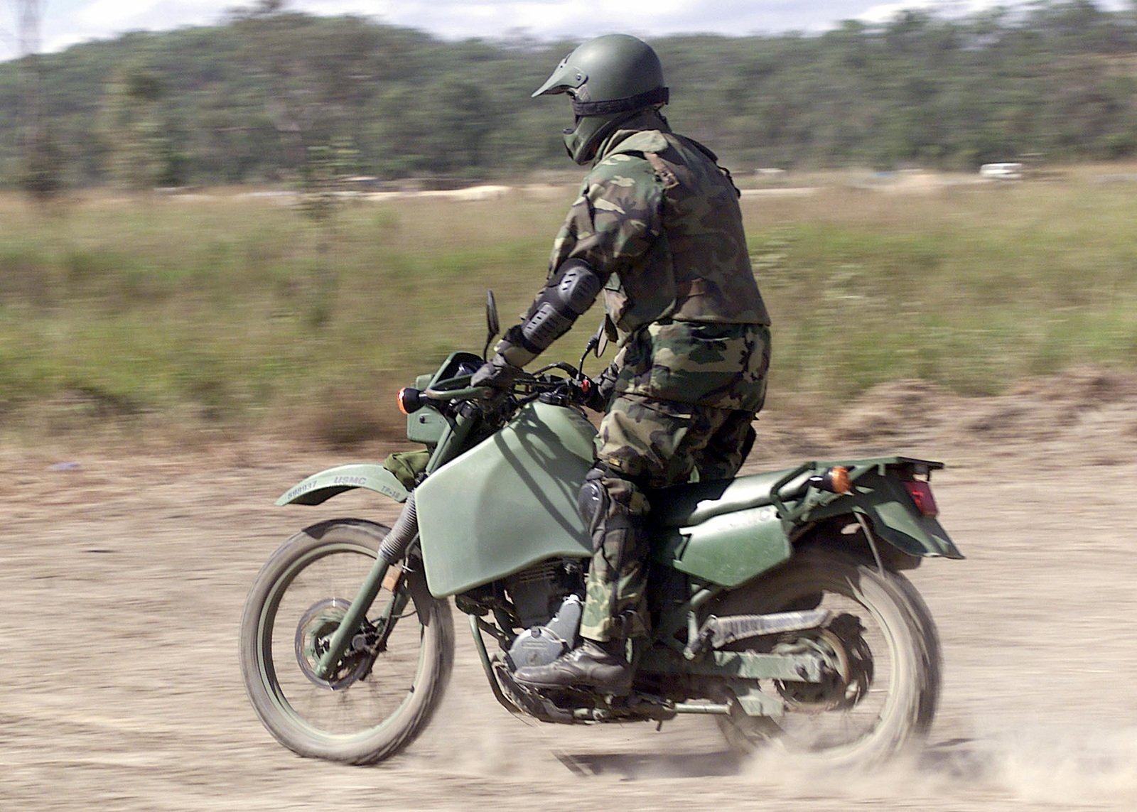 Байков военная сцена. M1030 военный мотоцикл. KLR 650 военный байк. Тактический мотоцикл. Современные армейские мотоциклы.
