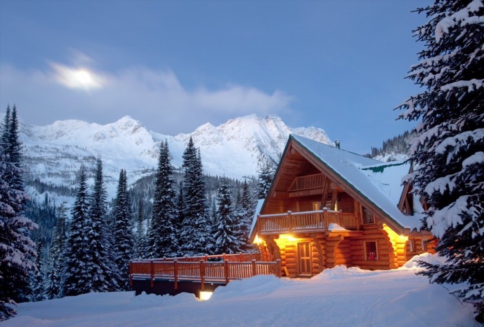 Дом в горах зимой