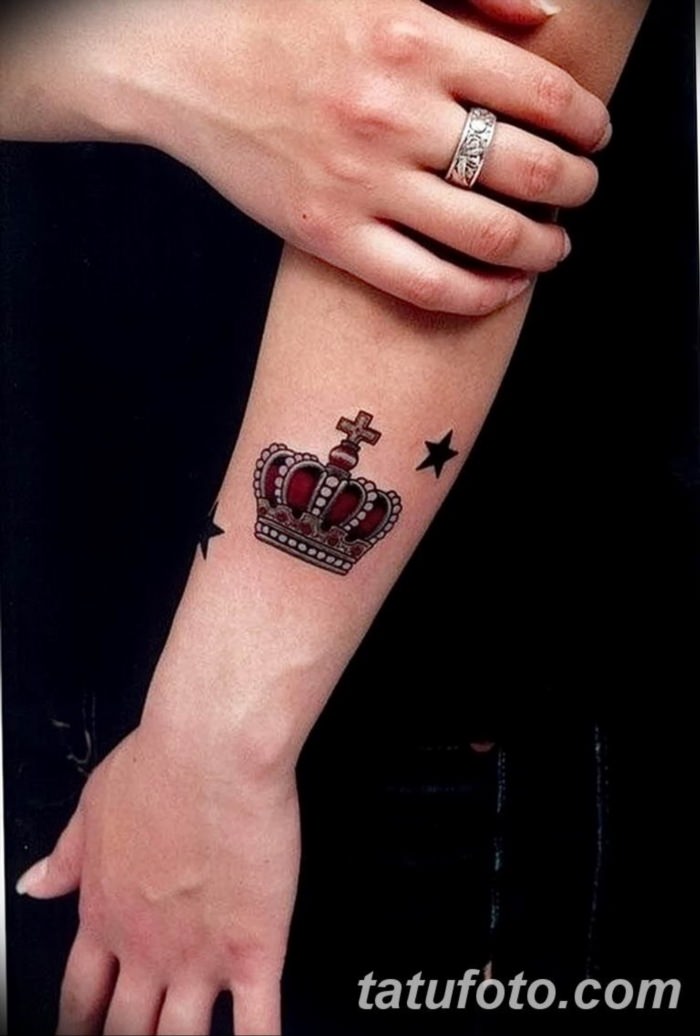 Татуировка корона на запястье