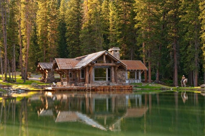 Деревянный дом на берегу озера