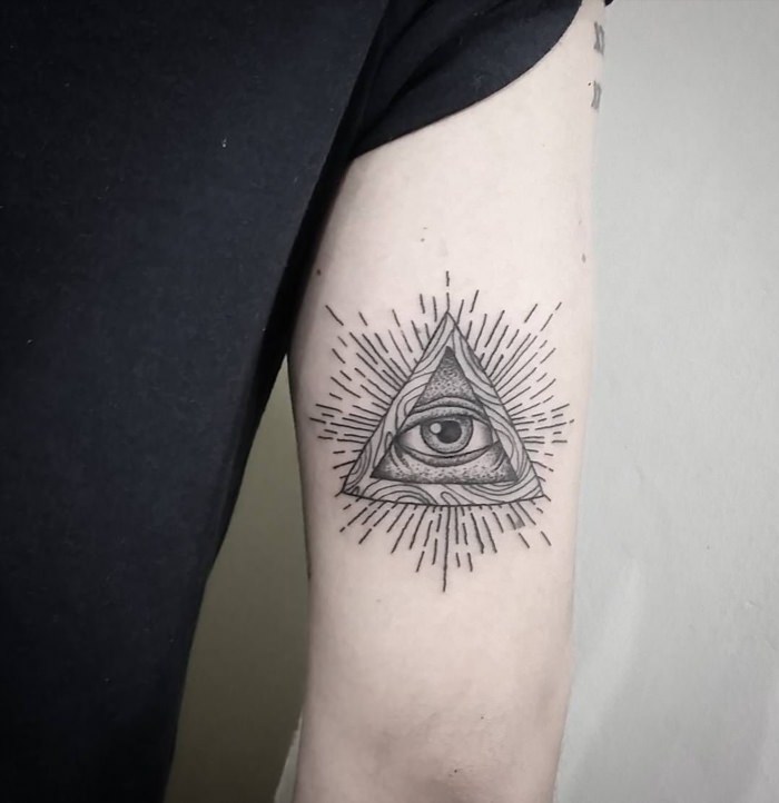 Татуировка глаз в треугольнике