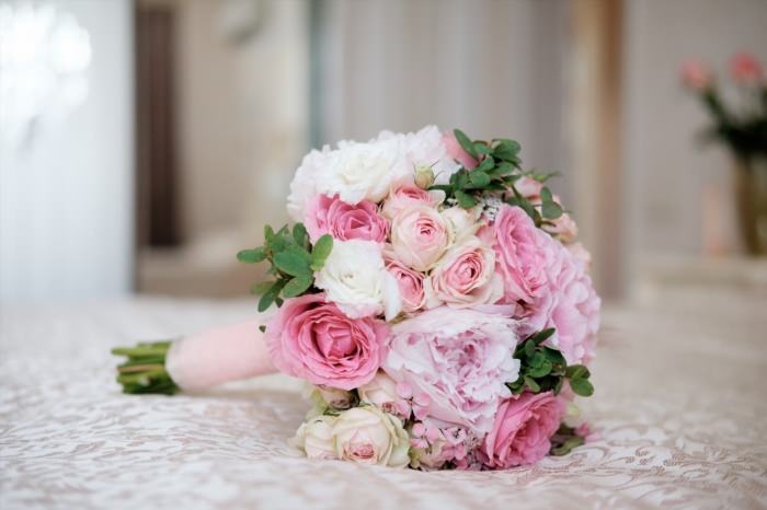 Букет невесты пионы и розы