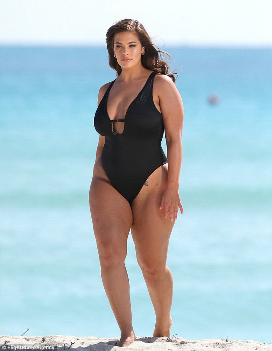 Женщины с очень широкими бедрами. Эшли Грэм на пляже в Майами. Эшли Грэм фигура. Эшли Грэм на пляже. Эшли Грэм в полный рост.
