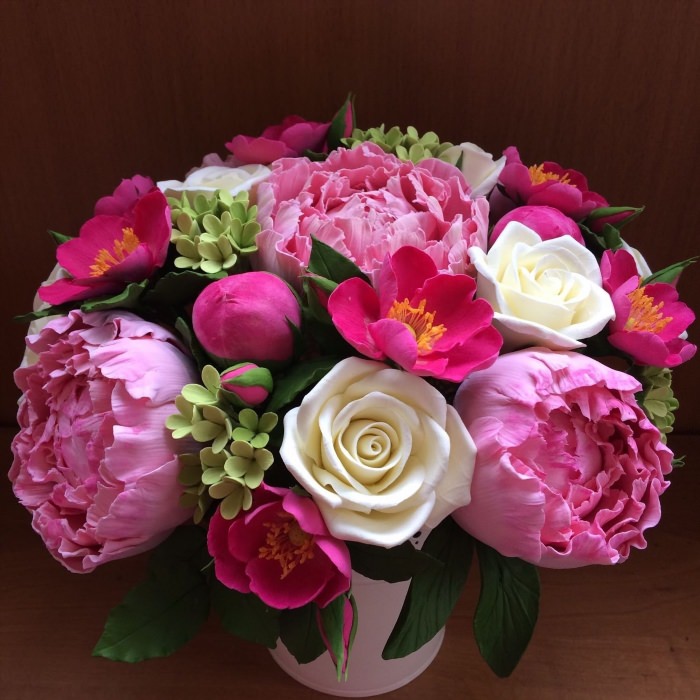 Букет цветов пионы и розы