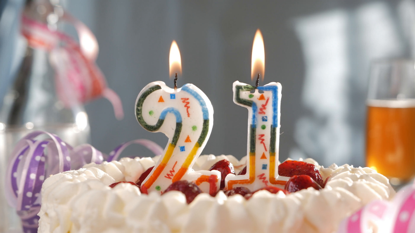 9 апреля 21 год. Торт со свечками. Свечи для торта. Свеча в торт "с днем рождения". Торт со свечами 21 год.
