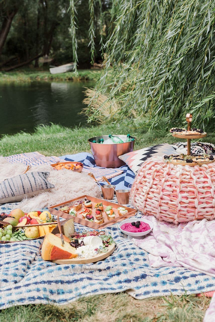Озеро пикник. Пикник на природе. Красивый пикник на природе. Романтический пикник на природе. Пикник на речке.
