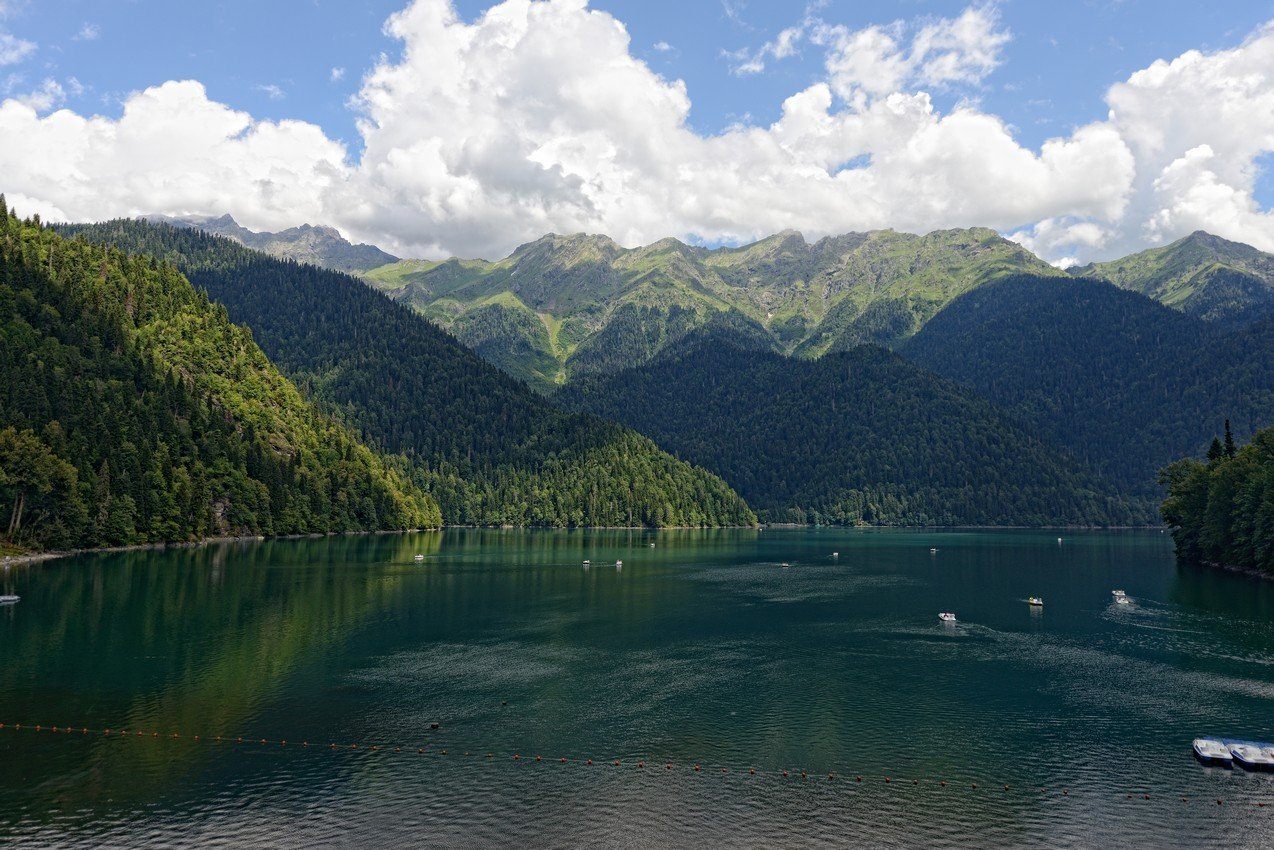 Озеро рица высота. Озеро Рица Абхазия. Гагры озеро Рица. Озеро Рица Абхазия сверху. Достопримечательности Гагры Рица.