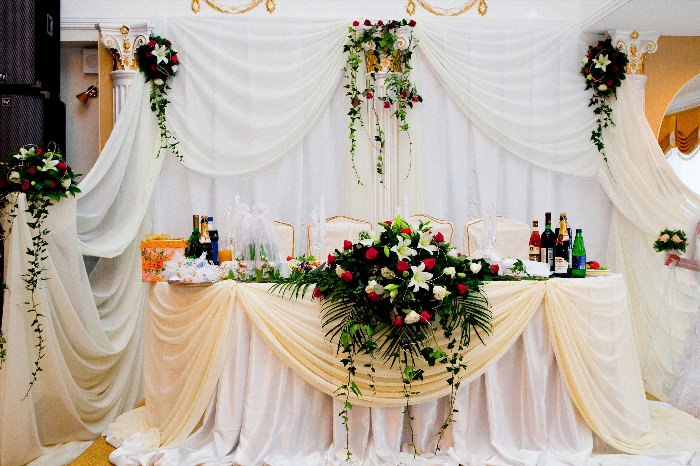 Свадебный стол жениха и невесты