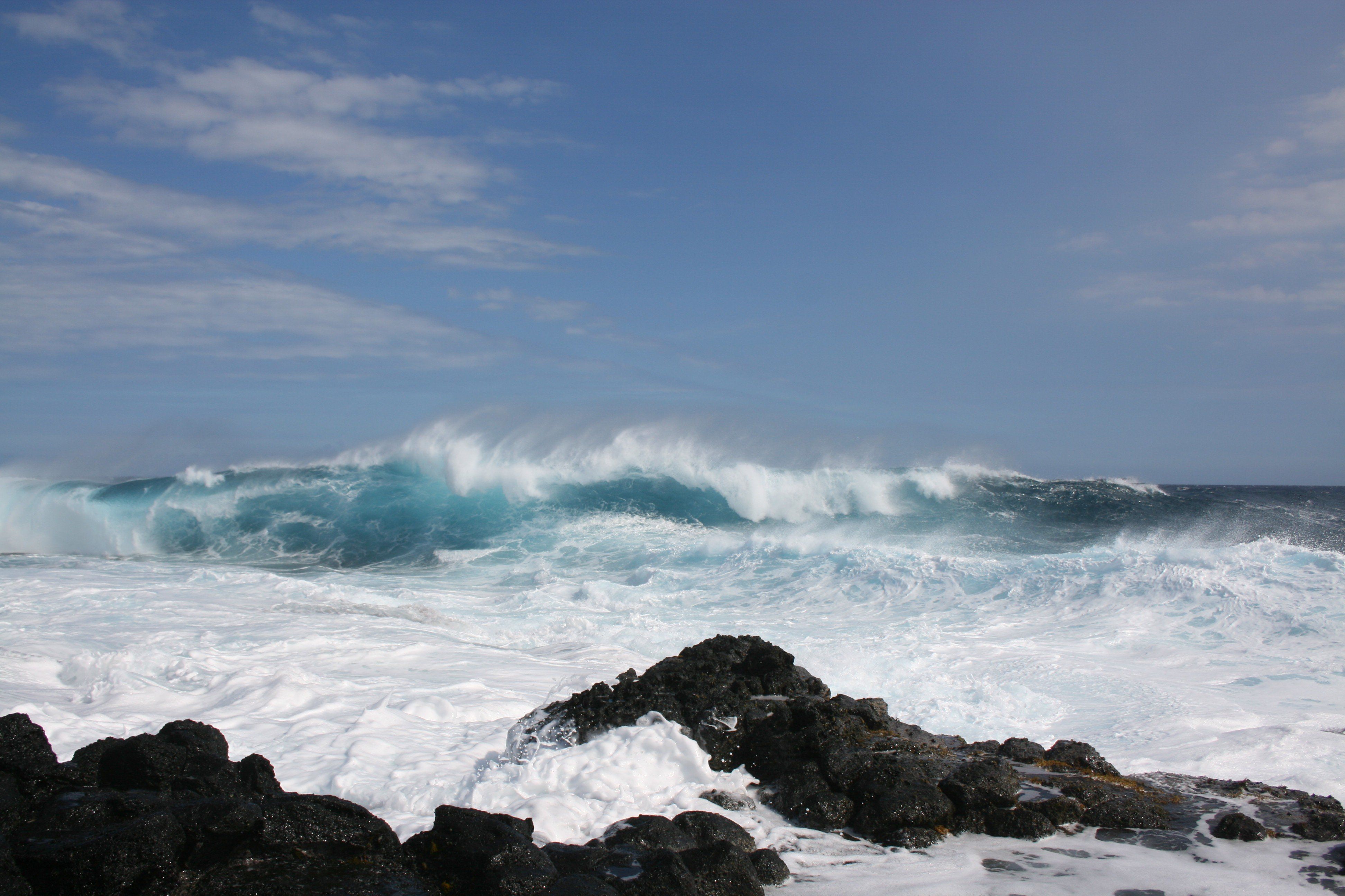 Приливная волна океана. Приливная волна. Приливы в мировом океане. Мыс и волны. Штормовое море обои.