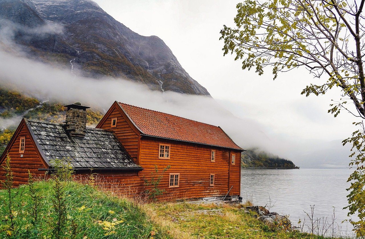 Домик в норвегии. Норвегия фьорды и домики. Фьорд Норвегия красный домик. Домик Хютте Норвегия. Дом на фьорде в Норвегии.