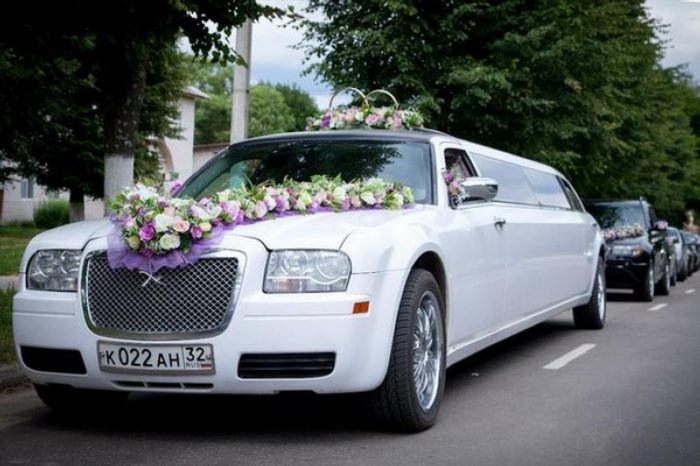 Лимузин украшенный на свадьбу