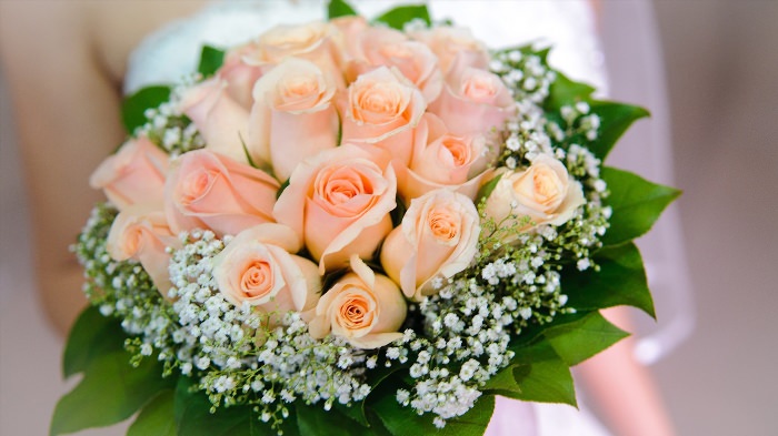 Свадебный букет из кремовых роз