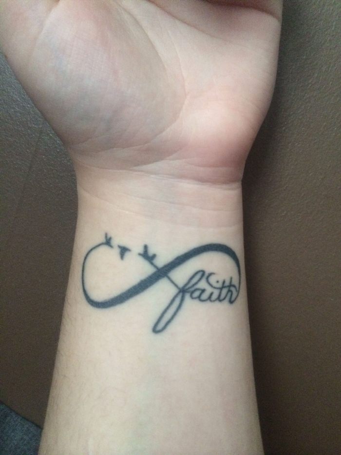 Татуировки знак бесконечности для девушек