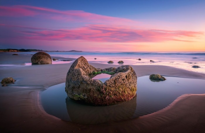 Красивые камни на берегу