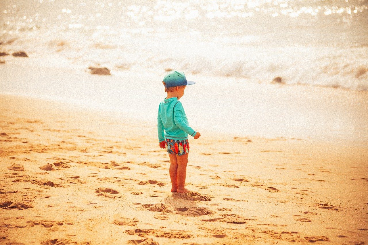 Дети бич. Маленький мальчик на пляже. Голопопое лето на море. Песок для детей. Крымские мальчишки пляж.