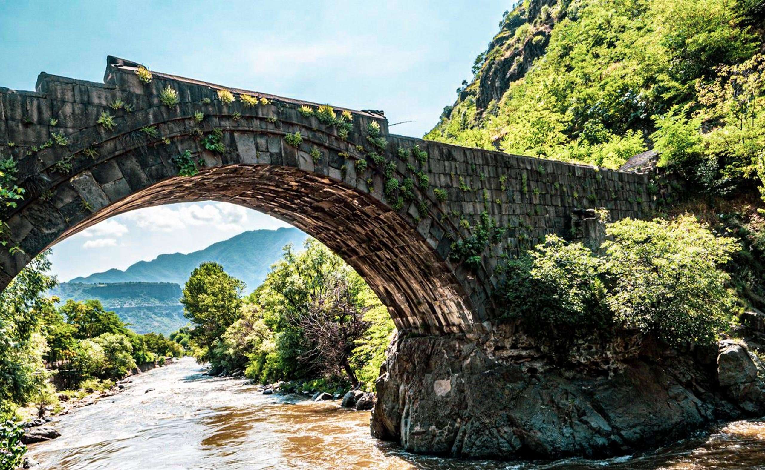 Старинный каменный мост. Санаинский мост Армения. Каменный мост Ванадзор. Каменный мост в Армении. Алаверди арочный мост.