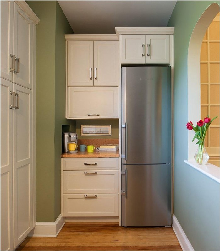 Холодильник в нише на кухне