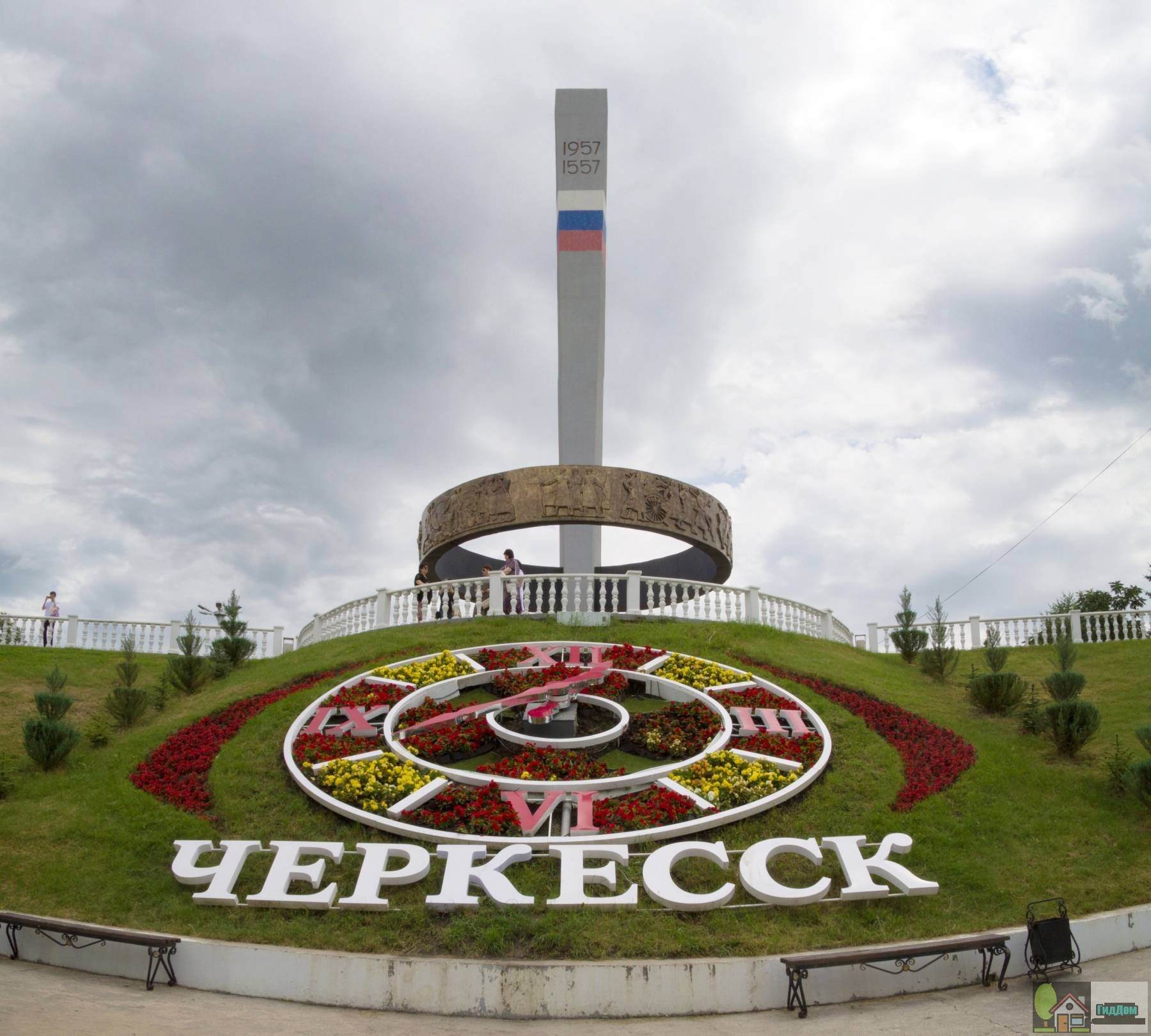 Скоро будет очень черкесск. Карачаево Черкесия зеленый остров. Памятник зеленый остров Черкесск.
