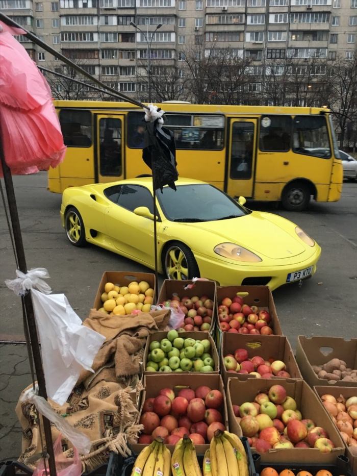 Торговля фруктами с машины