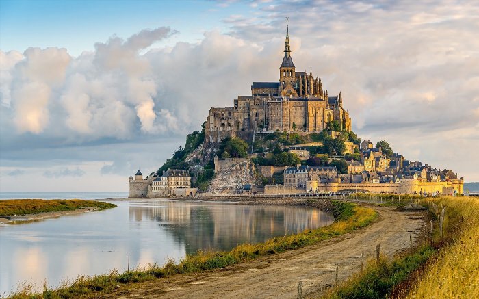 Монастырь во Франции на острове
