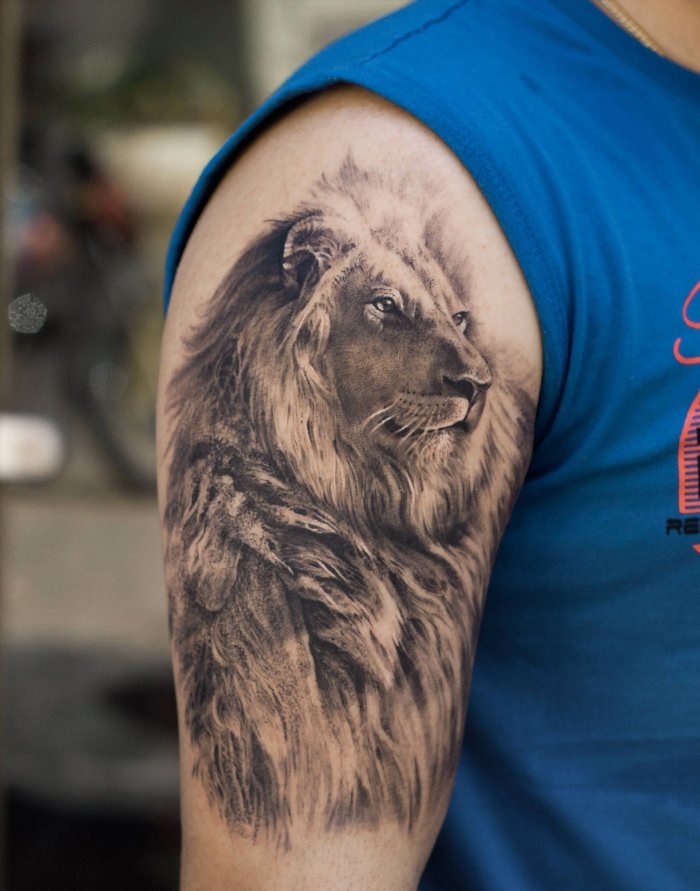 Татуировка льва на плече
