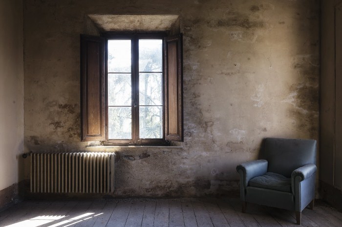 Старая комната с окном