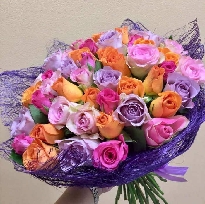 Букет из разноцветных роз