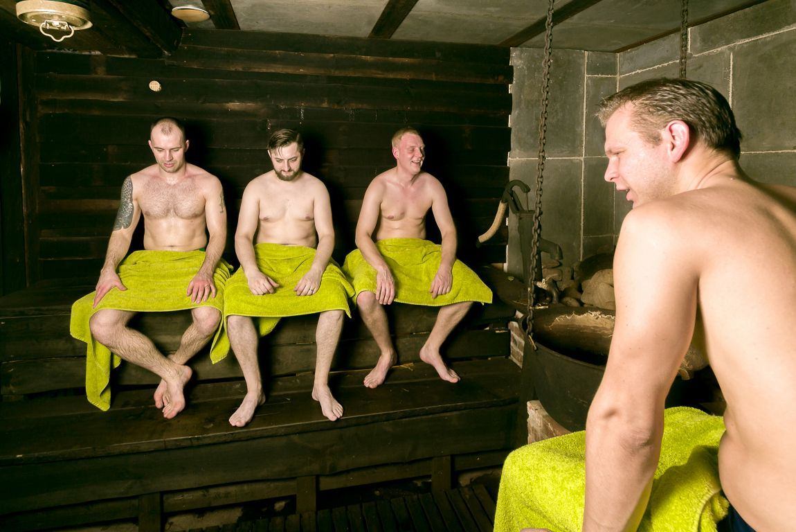 Бани моются мужчины и женщины. Общественная мужская баня. Мужчины в общественных банях. Мужской банный день. Женский банный день.