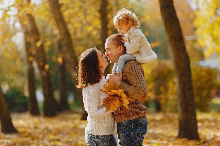 Счастливая семья осенью